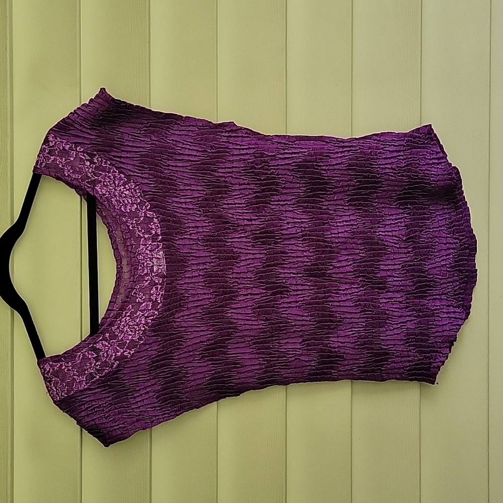 NICOLA TOP PURPLE STRIPED PUCKERED WITH LACE DETAIL ON NECKLINE SIZE LARGE